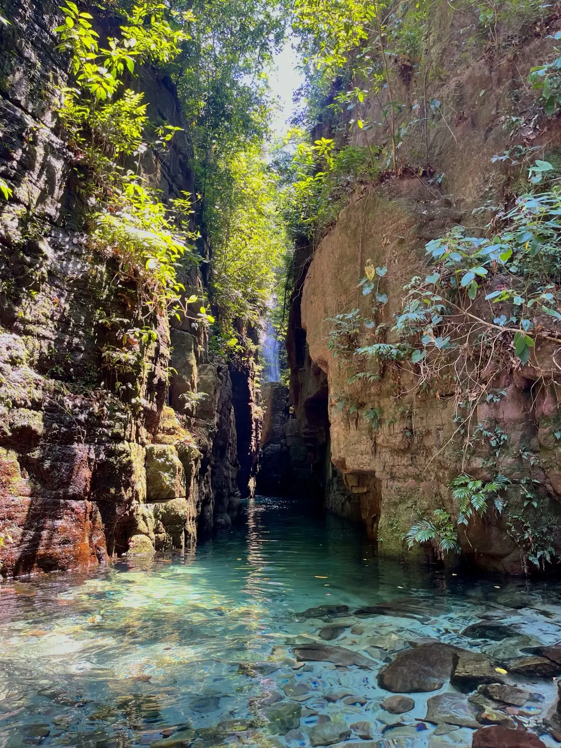 Água azul entre os paredões do Cânion do Cipó