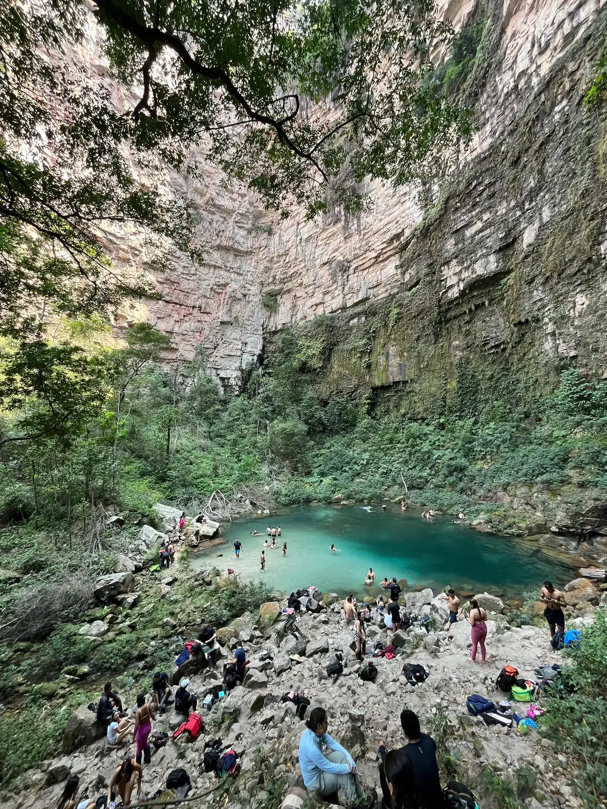 Cachoeira cercada por paredões e mata na Serra do Roncador