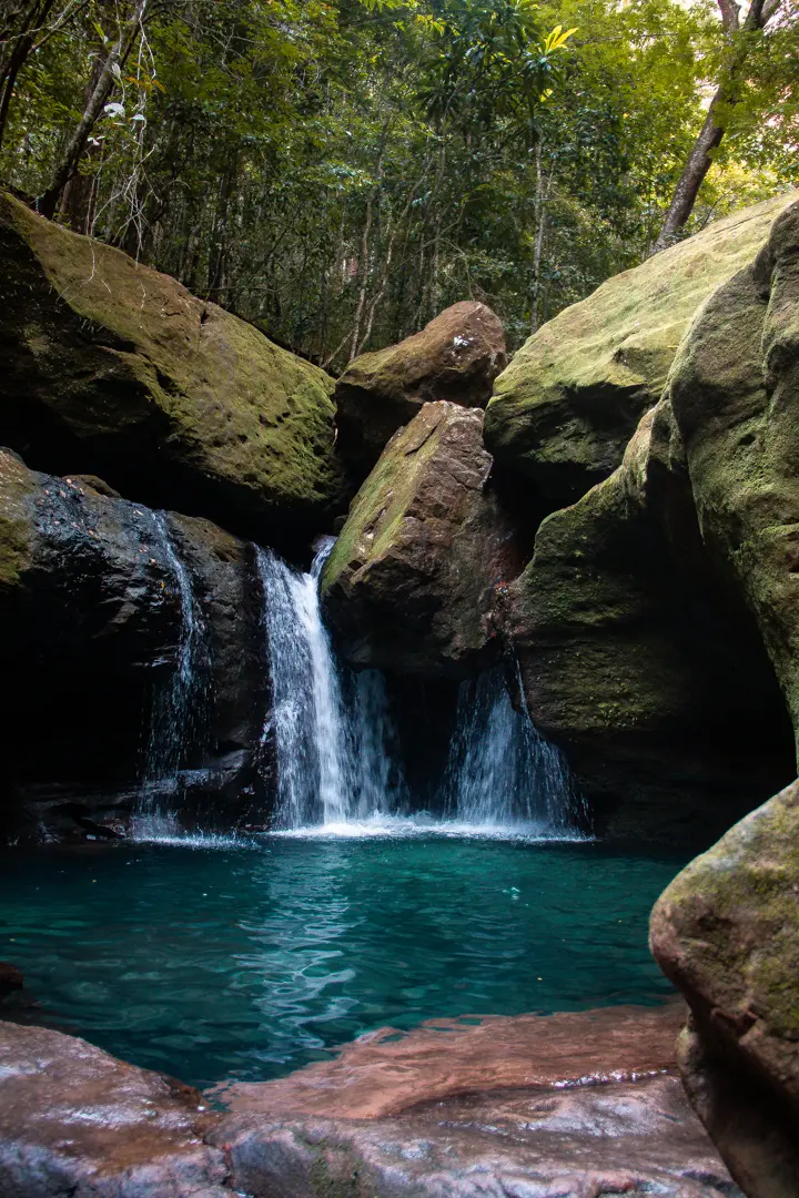 Cachoeira entre paredões na Favo de Mel