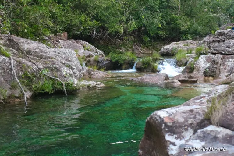 Piscina natural cercada por mata no Recanto da Serra