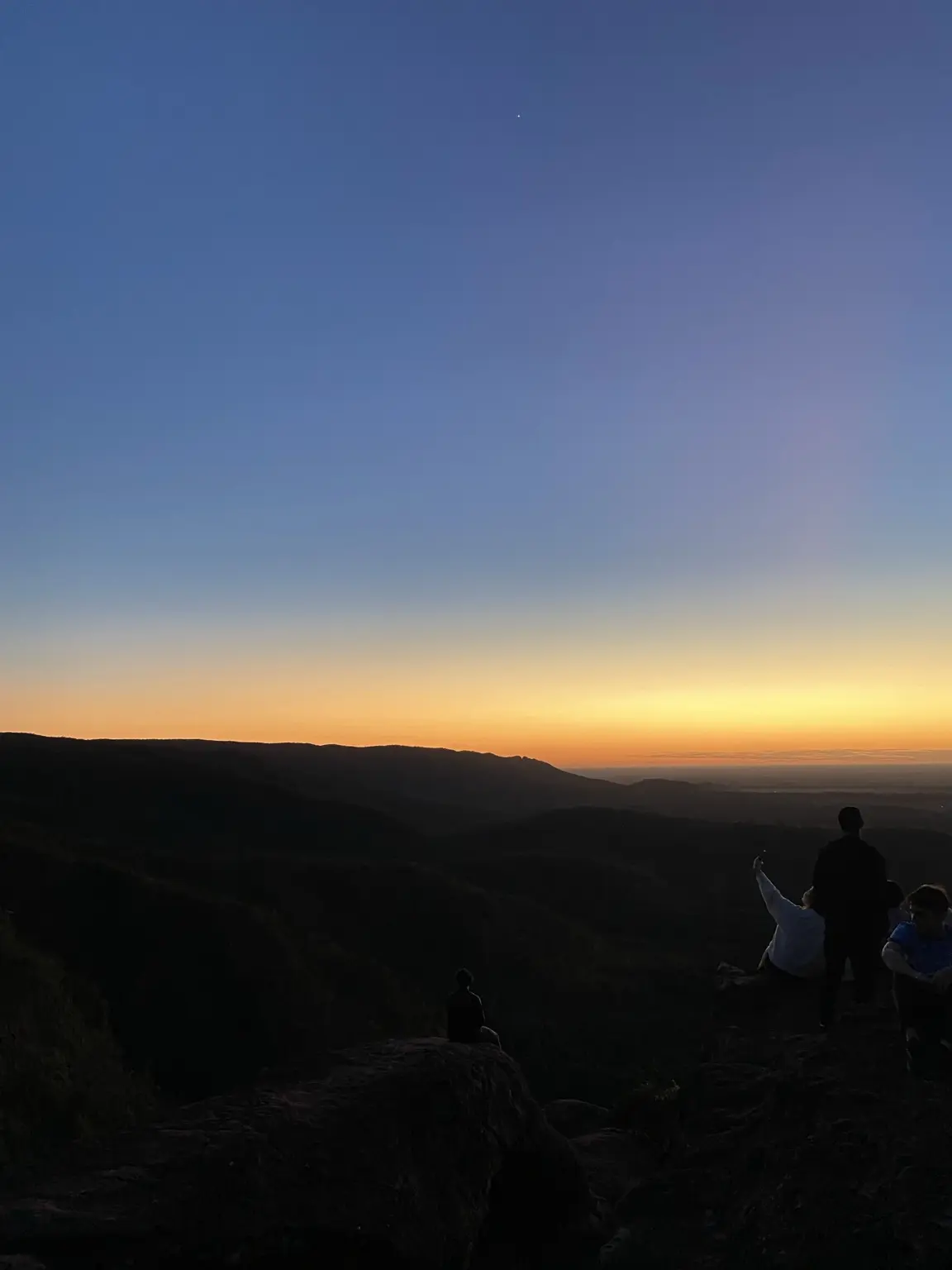 Visitantes aguardando a primeira luz na Serra do Roncador