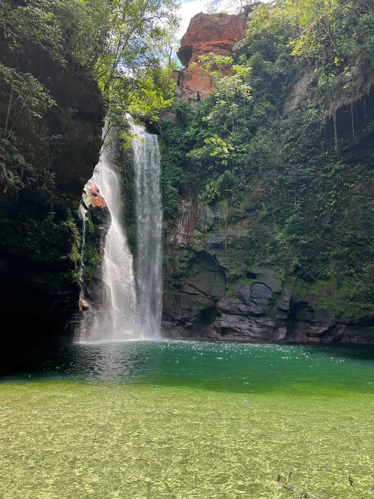 Cachoeira Azul iluminada pelo sol no Recanto da Serra